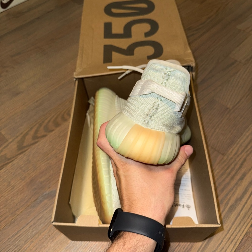Yeezy Boost 350 V2 Hyperspace - Picture 3 of 5